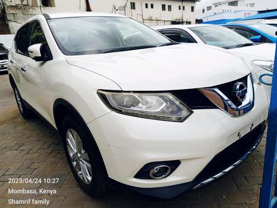 Nissan X-trail white 5 seater 2016 image 9