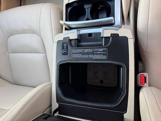 Toyota Land cruiser v8 2018 model image 3