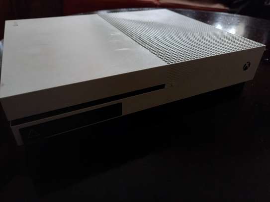 Xbox one s 1 tb space with controller image 4