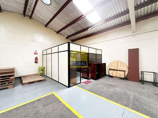7,500 ft² Warehouse with Parking in Industrial Area image 9