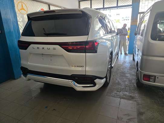 Lexus LX600 model image 14