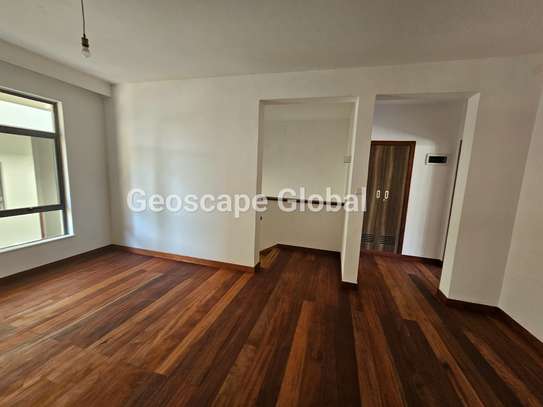 4 Bed Townhouse with En Suite in Rosslyn image 6