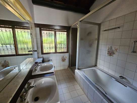 5 Bed House with En Suite in Spring Valley image 9