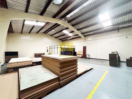 7,500 ft² Warehouse with Parking in Industrial Area image 1