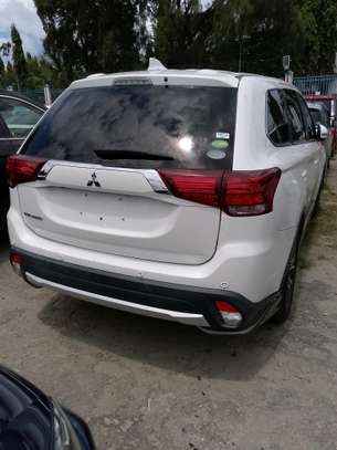 Mitsubishi outlander 7seater image 5