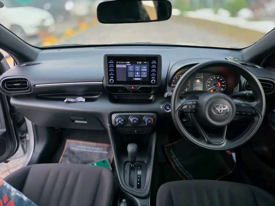 Toyota yaris. Silver image 2