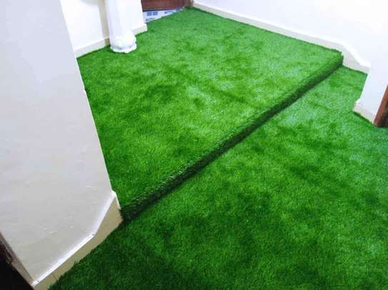 Nice durable green grass carpet. image 2