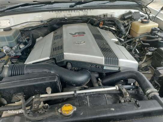 Toyota landcruiser V8 image 8