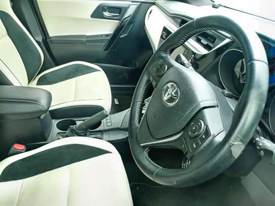 Toyota Auris hybrid image 3