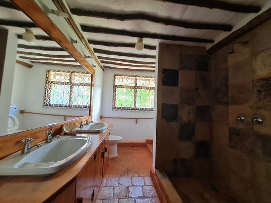 Riverfront house in Diani for sale. 7 bedrooms image 10