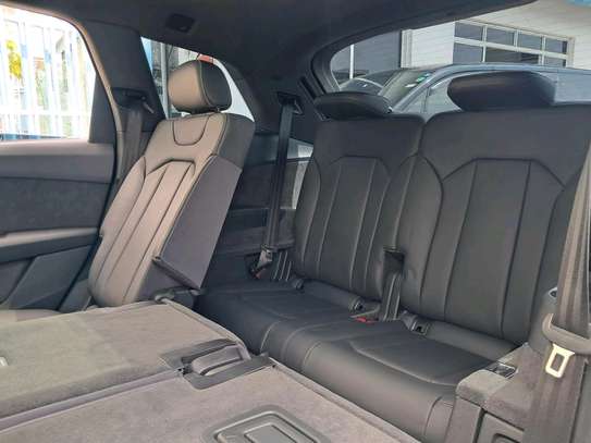 AUDI Q7 image 6