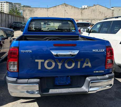 Toyota hilux double cub newshape image 2