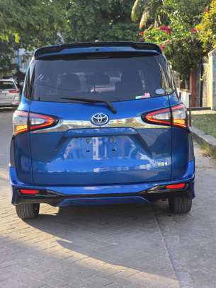 Toyota Sienta hybrid Blue 2018 image 11