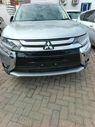 Mitsubishi outlander silver. 7seater image 2