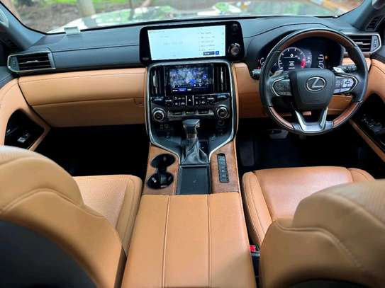 2022 Lexus LX600 image 8