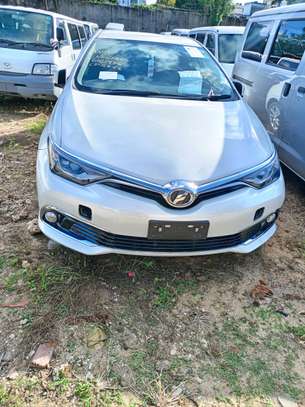 Toyota Auris pearl fully loaded image 5