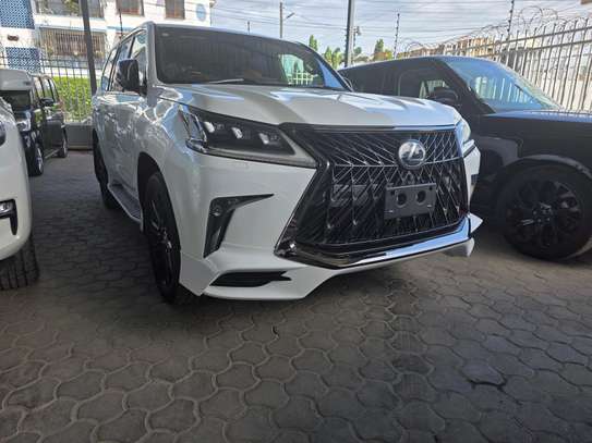 Lexus 570 image 3