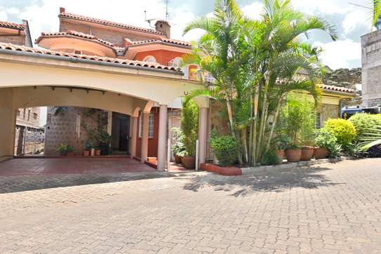 5 Bed Villa with En Suite in Riverside image 3