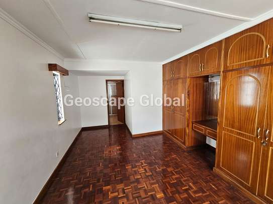 5 Bed Townhouse with En Suite in Spring Valley image 14