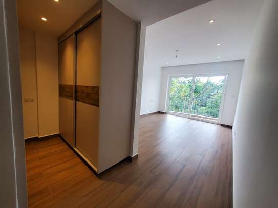 5 Bed Apartment with En Suite in General Mathenge image 1