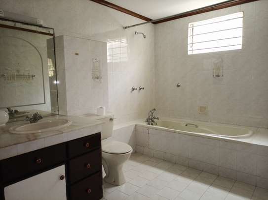 5 Bed House with Garage in Gigiri image 10