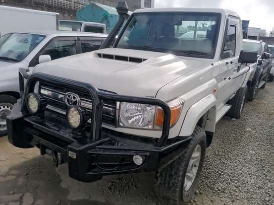 Toyota land cruiser v8 image 4