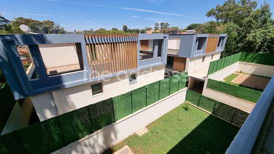 5 Bed Villa with En Suite in Lavington image 1