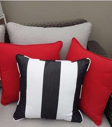 SOLID COLOUR THROWPILLOWS image 4
