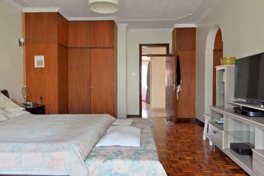 5 Bed Villa with En Suite in Riverside image 12