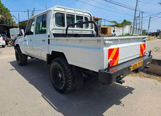 Toyota land Cruiser V8 Hard top Pick up 2014 image 6