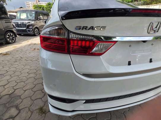 Honda grace hybrid 2019 model image 3