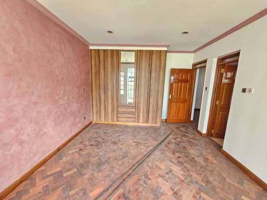 5 Bed House with En Suite in Riverside image 9