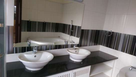 4 Bed Apartment with En Suite in Brookside image 25