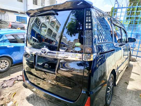 Toyota voxy black image 3