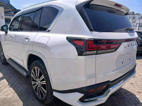 Lexus LX600 2023 image 14