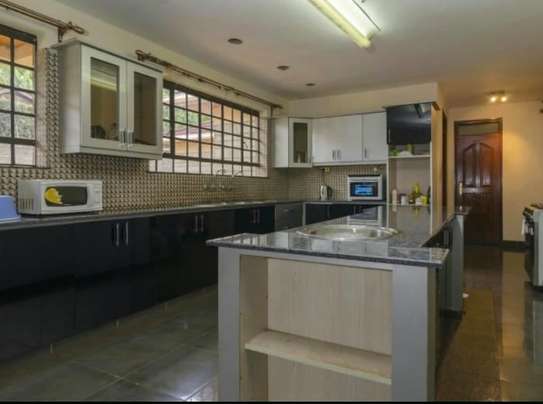 5 Bed House with En Suite in Runda image 3