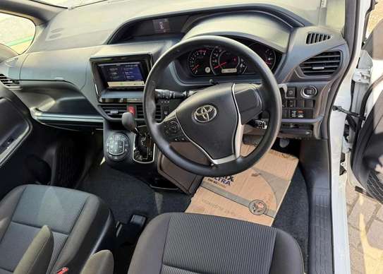 TOYOTA NOAH image 6
