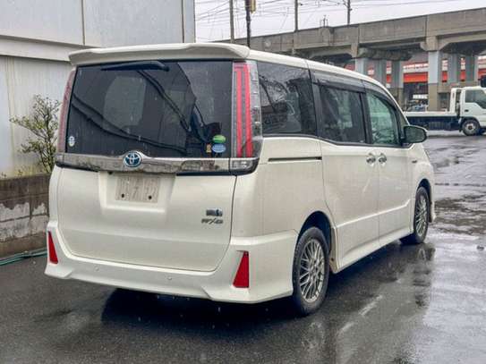 Toyota Noah hybrid white wxB 2019 image 11