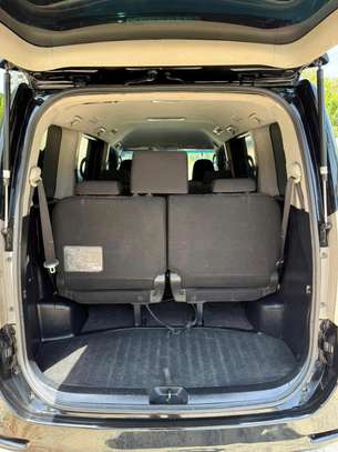 Toyota voxy  used image 9