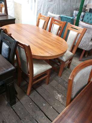 Round dining table image 3