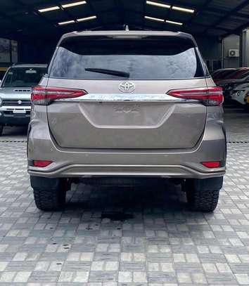TOYOTA FORTUNER image 2