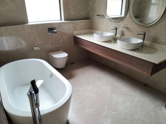 5 Bed House with En Suite in Lavington image 7