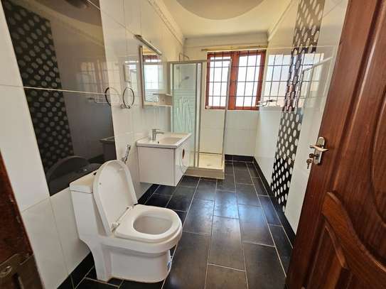 5 Bed House with En Suite in Runda image 7