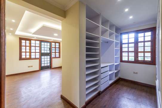 5 Bed House with En Suite in Ridgeways image 1