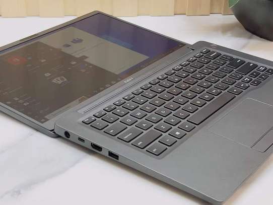 Dell Latitude 7400 laptop image 2