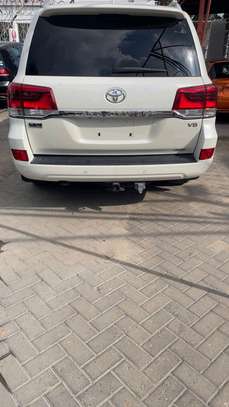 LANDCRUISER V8 PETROL SUNROOF image 7