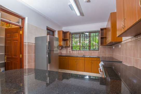 3 Bed Apartment with En Suite in Kilimani image 3