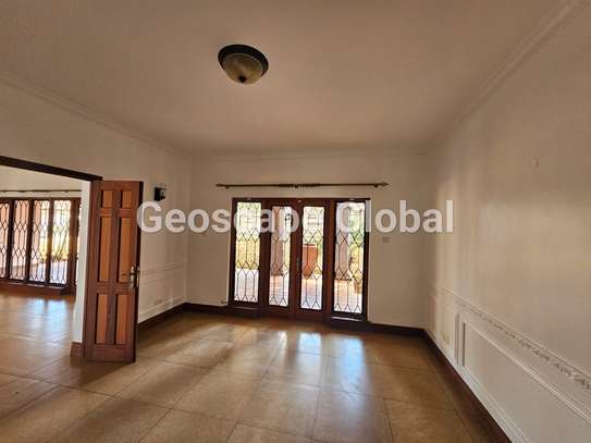 5 Bed House with En Suite in Gigiri image 10