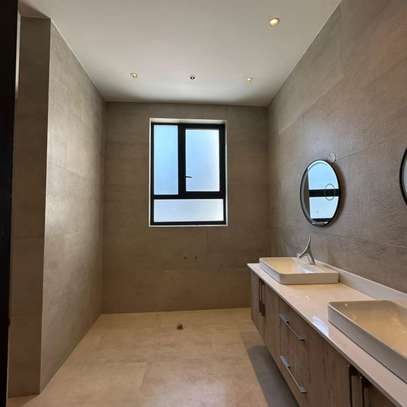 5 Bed Townhouse with En Suite in Lavington image 2