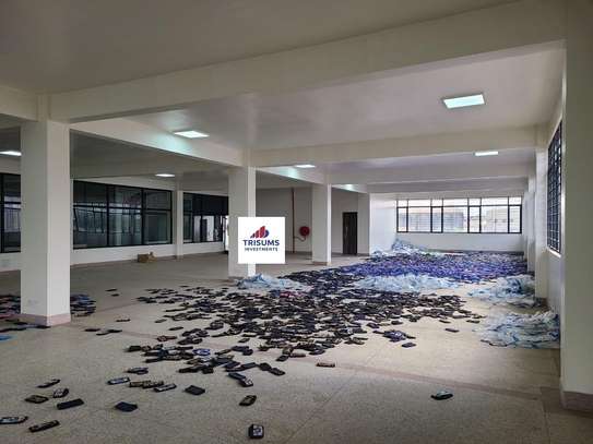 7,209 ft² Warehouse with Fibre Internet in Industrial Area image 2